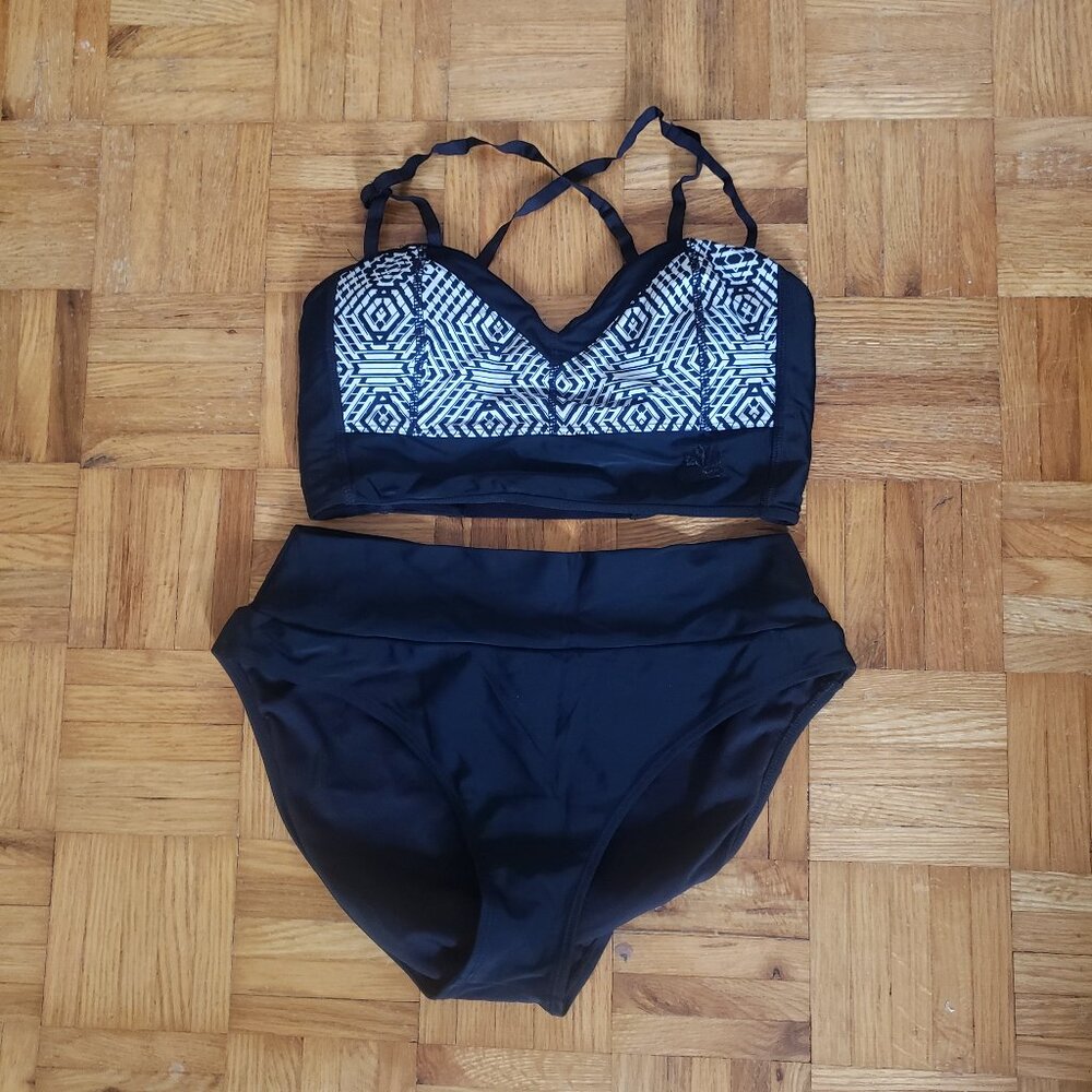 Hapari Two Piece Swimsuit, Top Size M, Bottom Size L